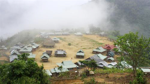 Đẹp tuyệt ng&ocirc;i l&agrave;ng ở lưng chừng trời